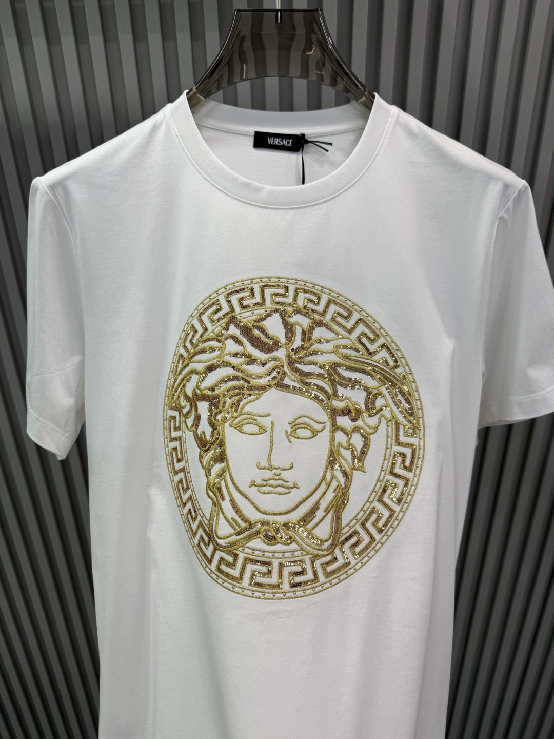 Versace2026春夏新品经典美杜莎头像烫钻刺绣圆领短袖T恤​​，设计简约但极具品牌辨识度，适合追求时尚与个性的穿搭