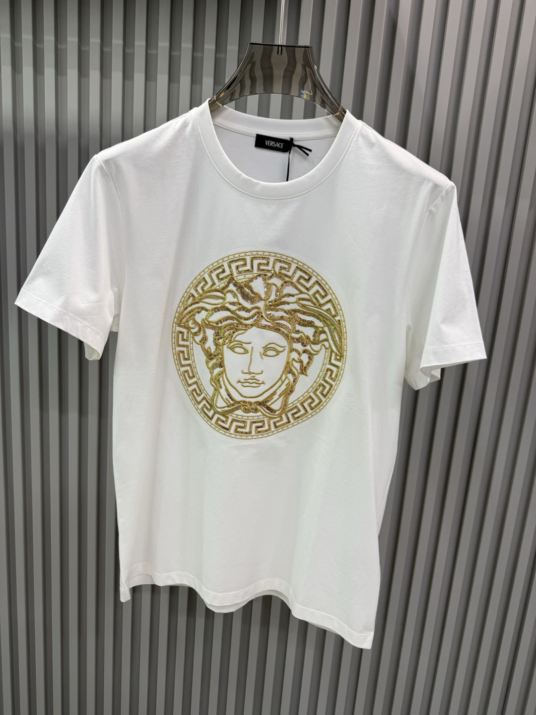 Versace2026春夏新品经典美杜莎头像烫钻刺绣圆领短袖T恤​​，设计简约但极具品牌辨识度，适合追求时尚与个性的穿搭