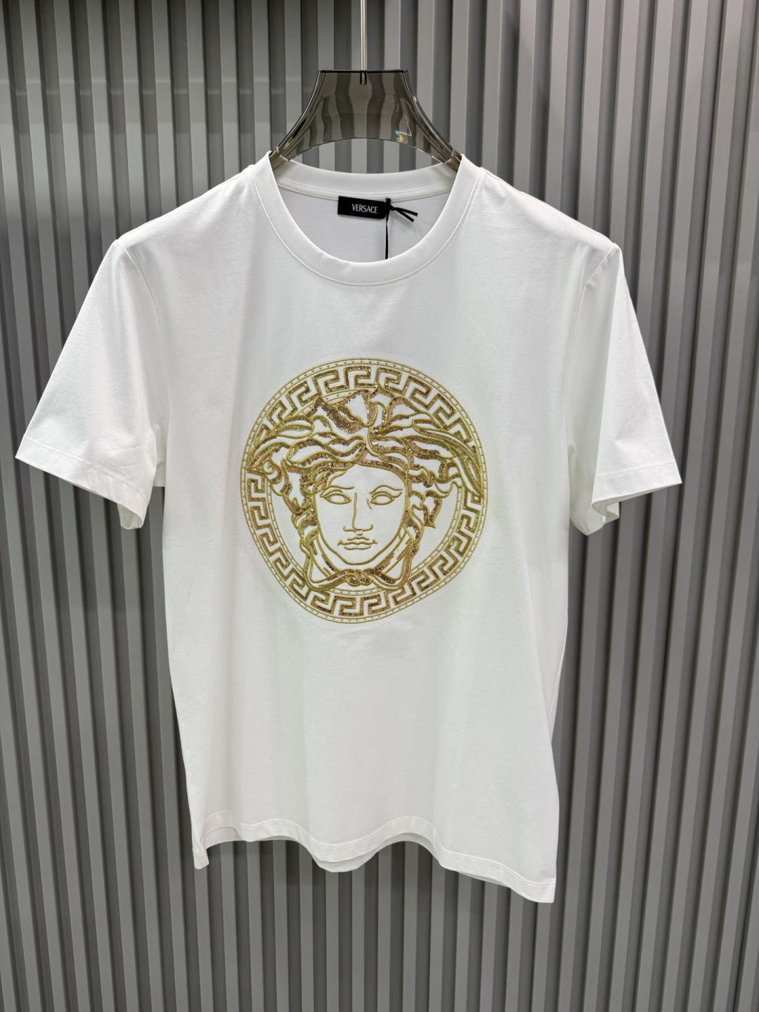 Versace2026春夏新品经典美杜莎头像烫钻刺绣圆领短袖T恤​​，设计简约但极具品牌辨识度，适合追求时尚与个性的穿搭