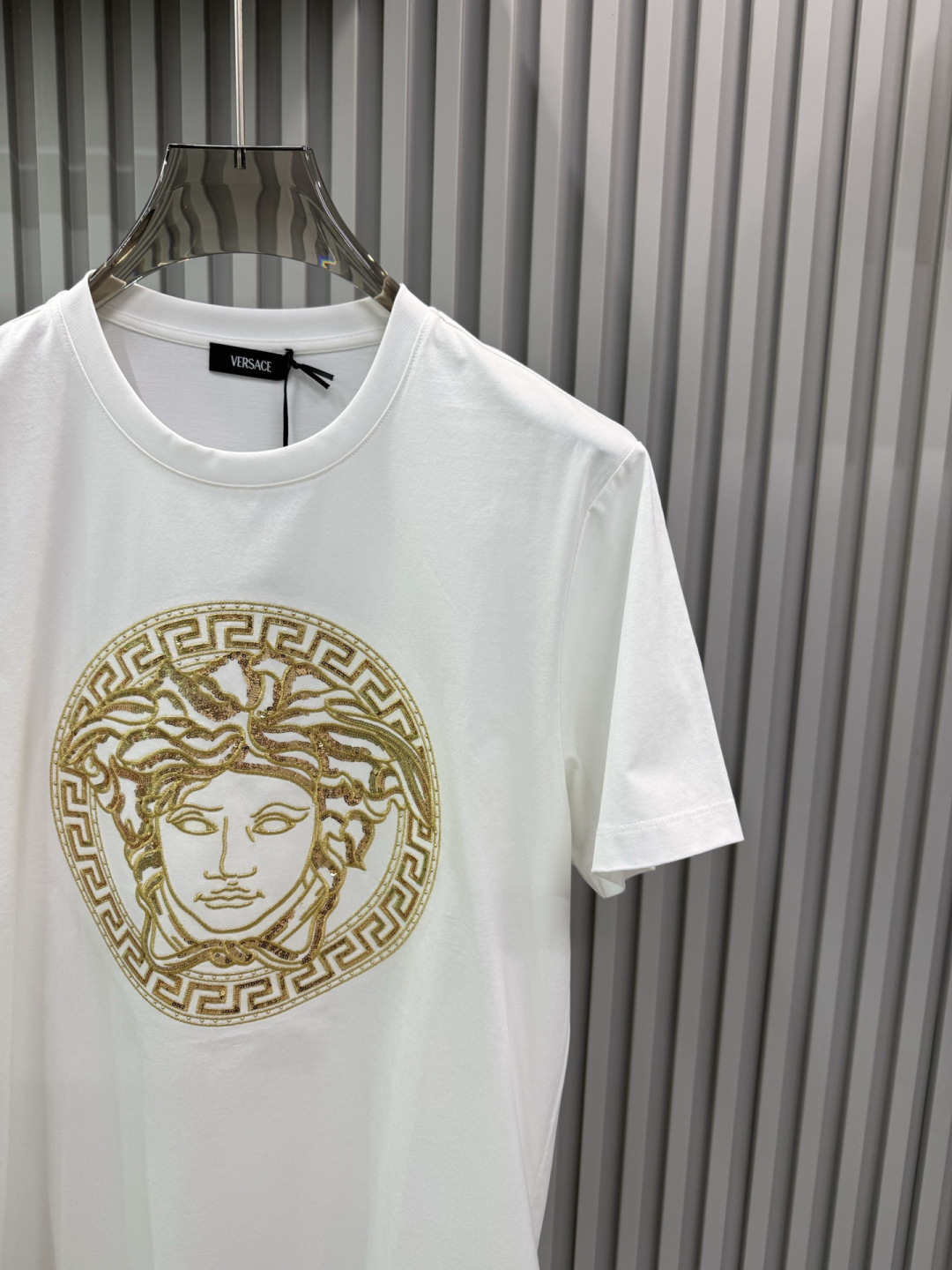Versace2026春夏新品经典美杜莎头像烫钻刺绣圆领短袖T恤​​，设计简约但极具品牌辨识度，适合追求时尚与个性的穿搭