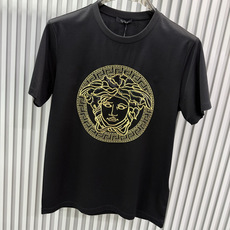 Versace2026春夏新品经典美杜莎头像烫钻刺绣圆领短袖T恤,设计简约但极具品牌辨识度,适合追求时尚与个性的穿搭 Versace2026春夏新品经典美杜莎头像烫钻刺绣圆领短袖T恤,设计简约但极具品牌辨识度,适合追求时尚与个性的穿搭