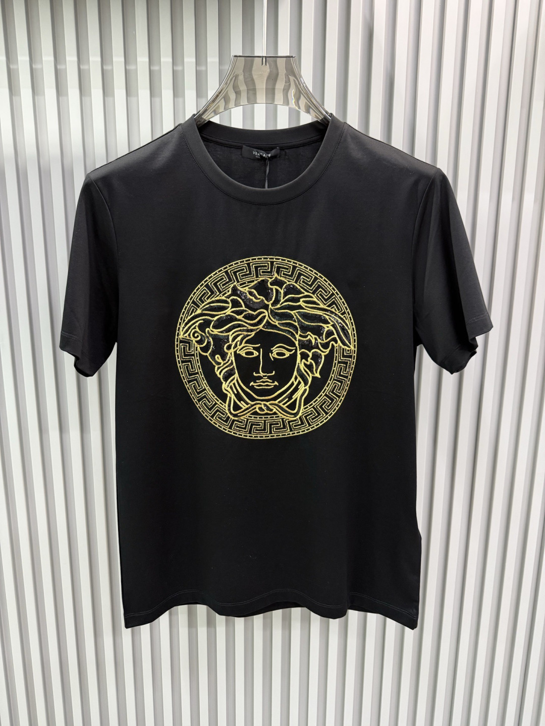 Versace2026春夏新品经典美杜莎头像烫钻刺绣圆领短袖T恤​​，设计简约但极具品牌辨识度，适合追求时尚与个性的穿搭