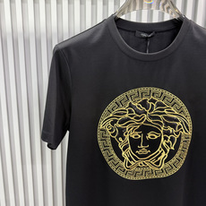 Versace2026春夏新品经典美杜莎头像烫钻刺绣圆领短袖T恤,设计简约但极具品牌辨识度,适合追求时尚与个性的穿搭 Versace2026春夏新品经典美杜莎头像烫钻刺绣圆领短袖T恤,设计简约但极具品牌辨识度,适合追求时尚与个性的穿搭