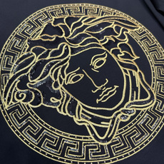 Versace2026春夏新品经典美杜莎头像烫钻刺绣圆领短袖T恤,设计简约但极具品牌辨识度,适合追求时尚与个性的穿搭 Versace2026春夏新品经典美杜莎头像烫钻刺绣圆领短袖T恤,设计简约但极具品牌辨识度,适合追求时尚与个性的穿搭