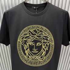 Versace2026春夏新品经典美杜莎头像烫钻刺绣圆领短袖T恤,设计简约但极具品牌辨识度,适合追求时尚与个性的穿搭 Versace2026春夏新品经典美杜莎头像烫钻刺绣圆领短袖T恤,设计简约但极具品牌辨识度,适合追求时尚与个性的穿搭