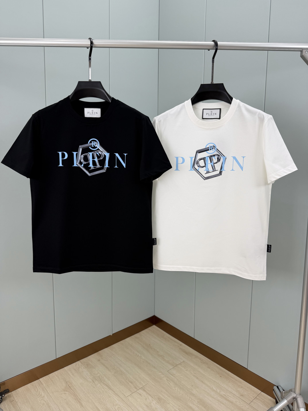 PHILIPP PLEIN SS26春夏新品3D印花标识圆领短袖T恤，正面饰品牌字样+3D六边形印花图案设计，采用高支数