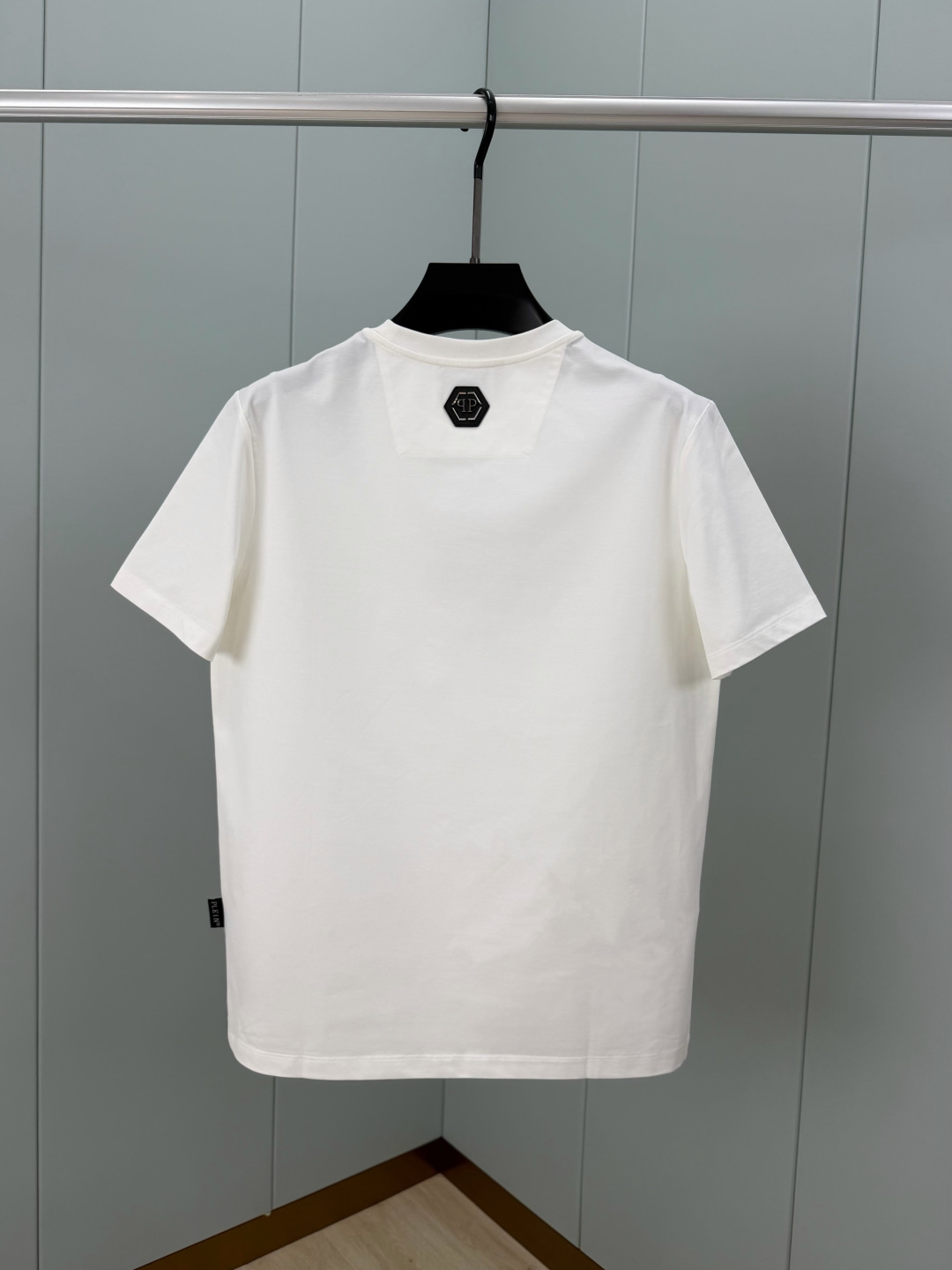 PHILIPP PLEIN SS26春夏新品3D印花标识圆领短袖T恤，正面饰品牌字样+3D六边形印花图案设计，采用高支数