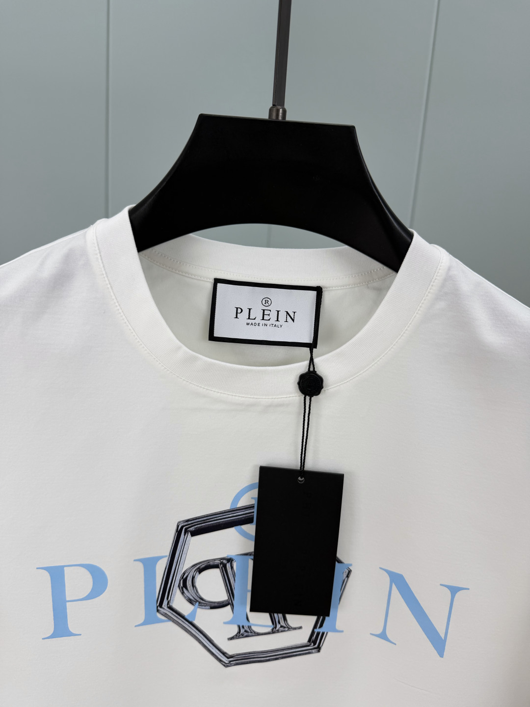 PHILIPP PLEIN SS26春夏新品3D印花标识圆领短袖T恤，正面饰品牌字样+3D六边形印花图案设计，采用高支数