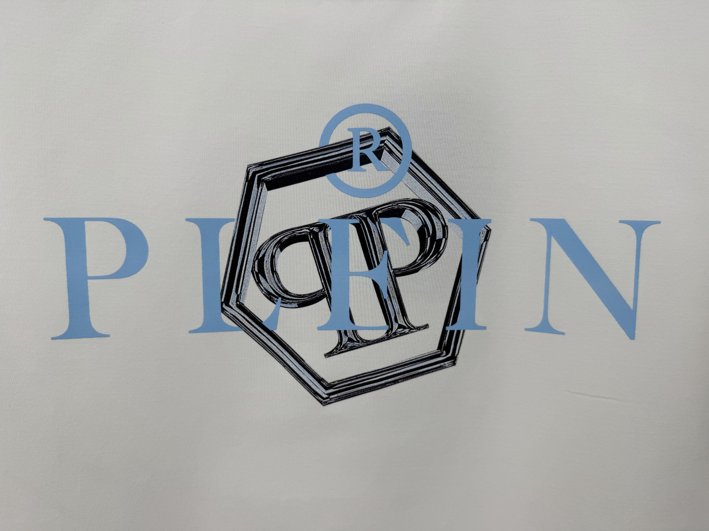 PHILIPP PLEIN SS26春夏新品3D印花标识圆领短袖T恤，正面饰品牌字样+3D六边形印花图案设计，采用高支数