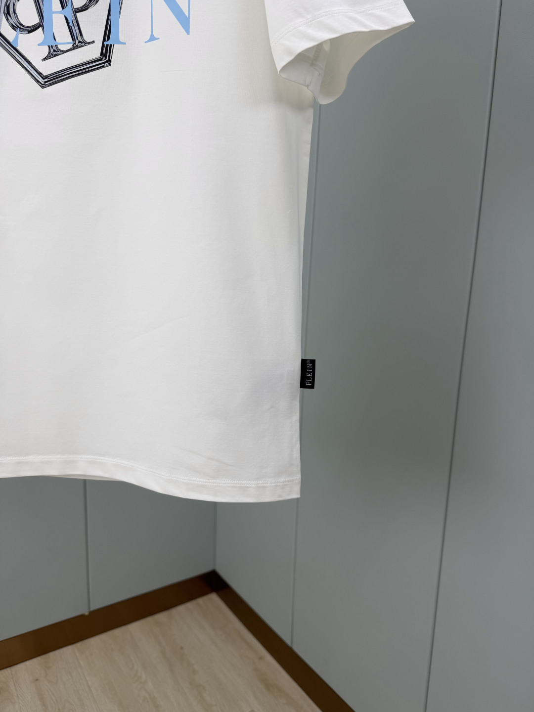 PHILIPP PLEIN SS26春夏新品3D印花标识圆领短袖T恤，正面饰品牌字样+3D六边形印花图案设计，采用高支数