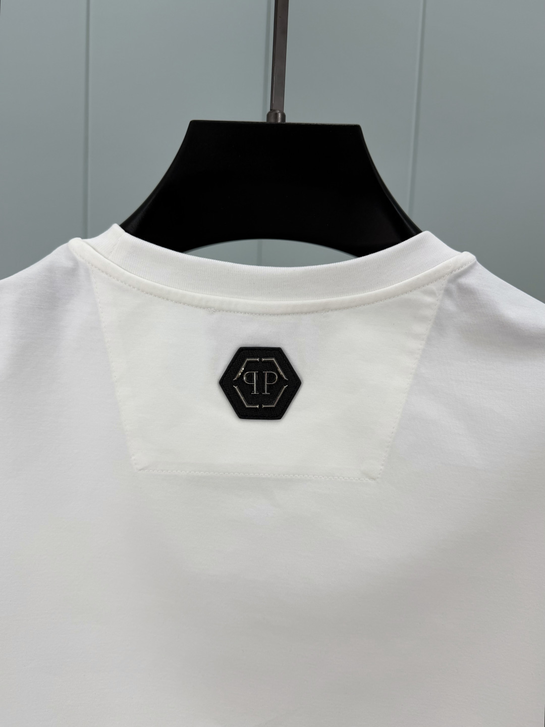 PHILIPP PLEIN SS26春夏新品3D印花标识圆领短袖T恤，正面饰品牌字样+3D六边形印花图案设计，采用高支数