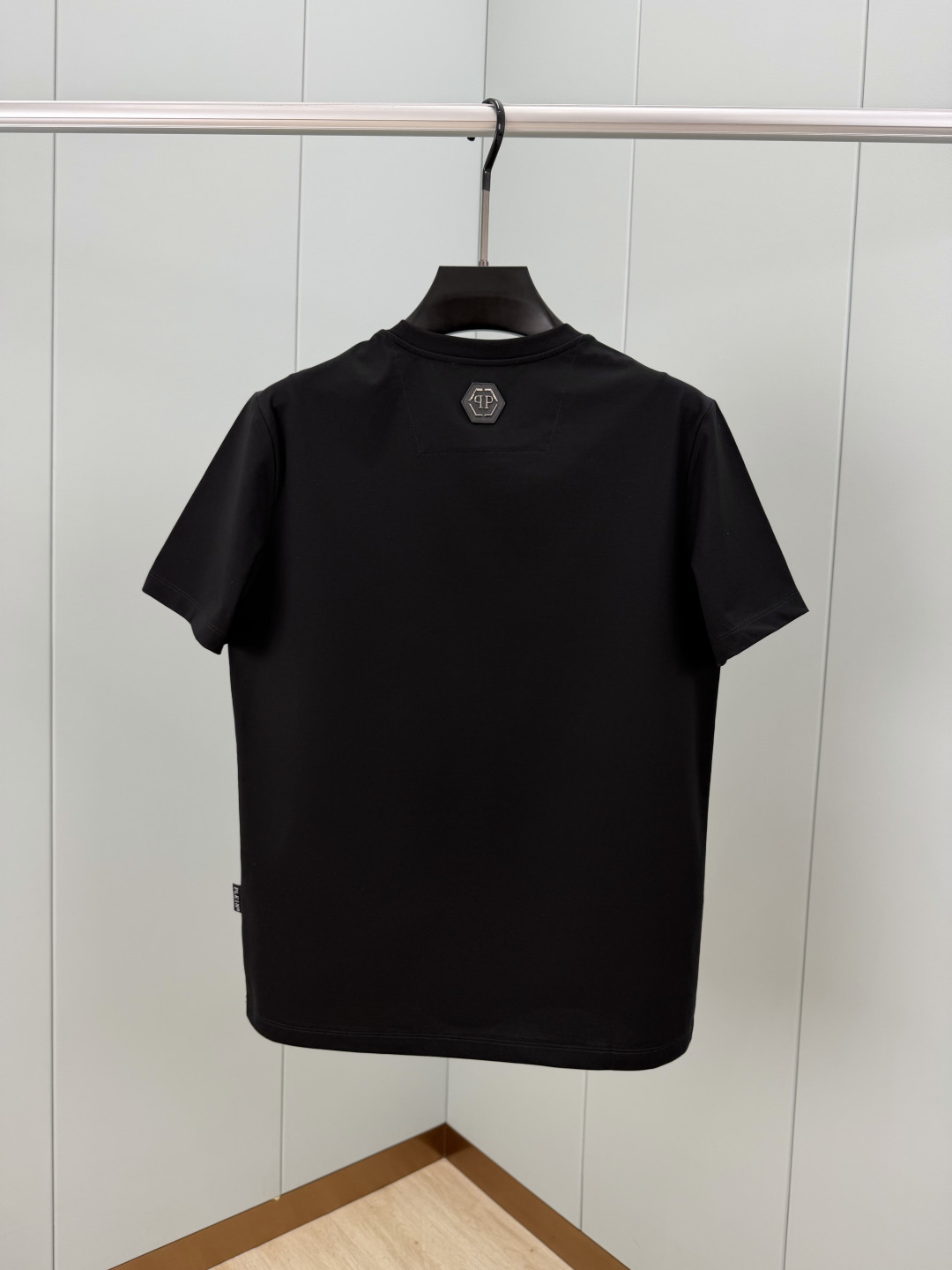PHILIPP PLEIN SS26春夏新品3D印花标识圆领短袖T恤,正面饰品牌字样+3D六边形印花图案设计,采用高支数 PHILIPP PLEIN SS26春夏新品3D印花标识圆领短袖T恤,正面饰品牌字样+3D六边形印花图案设计,采用高支数