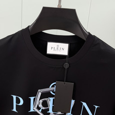 PHILIPP PLEIN SS26春夏新品3D印花标识圆领短袖T恤,正面饰品牌字样+3D六边形印花图案设计,采用高支数 PHILIPP PLEIN SS26春夏新品3D印花标识圆领短袖T恤,正面饰品牌字样+3D六边形印花图案设计,采用高支数