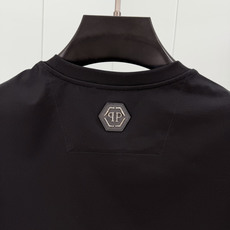PHILIPP PLEIN SS26春夏新品3D印花标识圆领短袖T恤,正面饰品牌字样+3D六边形印花图案设计,采用高支数 PHILIPP PLEIN SS26春夏新品3D印花标识圆领短袖T恤,正面饰品牌字样+3D六边形印花图案设计,采用高支数