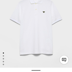 Prada.普拉达 SS26春夏新品经典标识涂珐琅金属三角形徽标Polo衫,以最简约的形式呈现,体现了休闲雅致风格,正面 Prada.普拉达 SS26春夏新品经典标识涂珐琅金属三角形徽标Polo衫,以最简约的形式呈现,体现了休闲雅致风格,正面