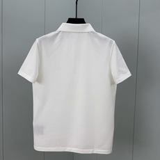 Prada.普拉达 SS26春夏新品经典标识涂珐琅金属三角形徽标Polo衫,以最简约的形式呈现,体现了休闲雅致风格,正面 Prada.普拉达 SS26春夏新品经典标识涂珐琅金属三角形徽标Polo衫,以最简约的形式呈现,体现了休闲雅致风格,正面