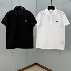 Prada.普拉达 SS26春夏新品经典标识涂珐琅金属三角形徽标Polo衫,以最简约的形式呈现,体现了休闲雅致风格,正面 Prada.普拉达 SS26春夏新品经典标识涂珐琅金属三角形徽标Polo衫,以最简约的形式呈现,体现了休闲雅致风格,正面
