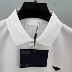Prada.普拉达 SS26春夏新品经典标识涂珐琅金属三角形徽标Polo衫,以最简约的形式呈现,体现了休闲雅致风格,正面 Prada.普拉达 SS26春夏新品经典标识涂珐琅金属三角形徽标Polo衫,以最简约的形式呈现,体现了休闲雅致风格,正面