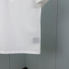 Prada.普拉达 SS26春夏新品经典标识涂珐琅金属三角形徽标Polo衫,以最简约的形式呈现,体现了休闲雅致风格,正面 Prada.普拉达 SS26春夏新品经典标识涂珐琅金属三角形徽标Polo衫,以最简约的形式呈现,体现了休闲雅致风格,正面