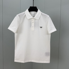 Prada.普拉达 SS26春夏新品经典标识涂珐琅金属三角形徽标Polo衫,以最简约的形式呈现,体现了休闲雅致风格,正面 Prada.普拉达 SS26春夏新品经典标识涂珐琅金属三角形徽标Polo衫,以最简约的形式呈现,体现了休闲雅致风格,正面
