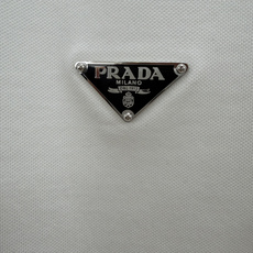 Prada.普拉达 SS26春夏新品经典标识涂珐琅金属三角形徽标Polo衫,以最简约的形式呈现,体现了休闲雅致风格,正面 Prada.普拉达 SS26春夏新品经典标识涂珐琅金属三角形徽标Polo衫,以最简约的形式呈现,体现了休闲雅致风格,正面