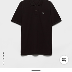 Prada.普拉达 SS26春夏新品经典标识涂珐琅金属三角形徽标Polo衫,以最简约的形式呈现,体现了休闲雅致风格,正面 Prada.普拉达 SS26春夏新品经典标识涂珐琅金属三角形徽标Polo衫,以最简约的形式呈现,体现了休闲雅致风格,正面
