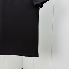 Prada.普拉达 SS26春夏新品经典标识涂珐琅金属三角形徽标Polo衫,以最简约的形式呈现,体现了休闲雅致风格,正面 Prada.普拉达 SS26春夏新品经典标识涂珐琅金属三角形徽标Polo衫,以最简约的形式呈现,体现了休闲雅致风格,正面
