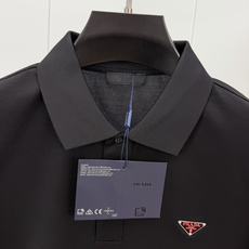 Prada.普拉达 SS26春夏新品经典标识涂珐琅金属三角形徽标Polo衫,以最简约的形式呈现,体现了休闲雅致风格,正面 Prada.普拉达 SS26春夏新品经典标识涂珐琅金属三角形徽标Polo衫,以最简约的形式呈现,体现了休闲雅致风格,正面