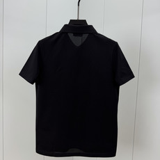 Prada.普拉达 SS26春夏新品经典标识涂珐琅金属三角形徽标Polo衫,以最简约的形式呈现,体现了休闲雅致风格,正面 Prada.普拉达 SS26春夏新品经典标识涂珐琅金属三角形徽标Polo衫,以最简约的形式呈现,体现了休闲雅致风格,正面