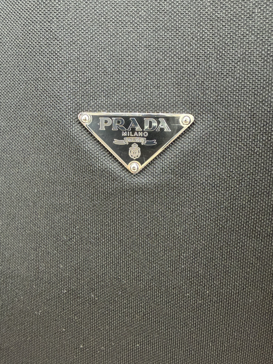 Prada.普拉达 SS26春夏新品经典标识涂珐琅金属三角形徽标Polo衫,以最简约的形式呈现,体现了休闲雅致风格,正面 Prada.普拉达 SS26春夏新品经典标识涂珐琅金属三角形徽标Polo衫,以最简约的形式呈现,体现了休闲雅致风格,正面