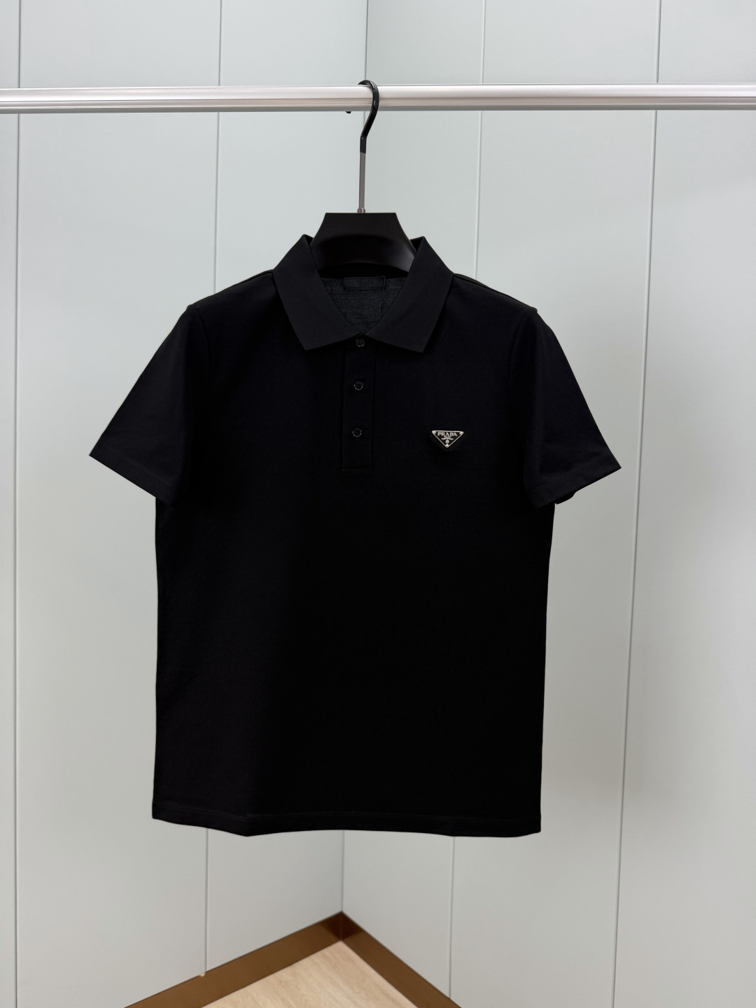 Prada.普拉达 SS26春夏新品经典标识涂珐琅金属三角形徽标Polo衫,以最简约的形式呈现,体现了休闲雅致风格,正面 Prada.普拉达 SS26春夏新品经典标识涂珐琅金属三角形徽标Polo衫,以最简约的形式呈现,体现了休闲雅致风格,正面