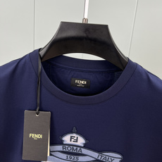 Fendi.芬迪 夏季男装Fendi Club盾牌徽章刺绣短袖T恤,正面胸前绣有FENDI饰章,是由Silvia Ven Fendi.芬迪 夏季男装Fendi Club盾牌徽章刺绣短袖T恤,正面胸前绣有FENDI饰章,是由Silvia Ven
