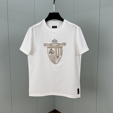 Fendi.芬迪 夏季男装Fendi Club盾牌徽章刺绣短袖T恤,正面胸前绣有FENDI饰章,是由Silvia Ven Fendi.芬迪 夏季男装Fendi Club盾牌徽章刺绣短袖T恤,正面胸前绣有FENDI饰章,是由Silvia Ven
