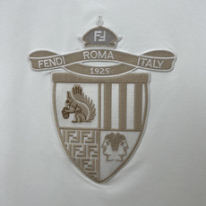 Fendi.芬迪 夏季男装Fendi Club盾牌徽章刺绣短袖T恤,正面胸前绣有FENDI饰章,是由Silvia Ven Fendi.芬迪 夏季男装Fendi Club盾牌徽章刺绣短袖T恤,正面胸前绣有FENDI饰章,是由Silvia Ven