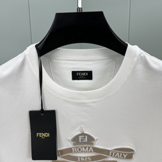 Fendi.芬迪 夏季男装Fendi Club盾牌徽章刺绣短袖T恤,正面胸前绣有FENDI饰章,是由Silvia Ven Fendi.芬迪 夏季男装Fendi Club盾牌徽章刺绣短袖T恤,正面胸前绣有FENDI饰章,是由Silvia Ven