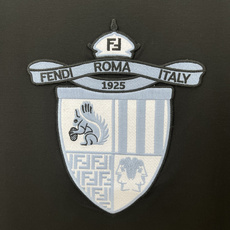 Fendi.芬迪 夏季男装Fendi Club盾牌徽章刺绣短袖T恤,正面胸前绣有FENDI饰章,是由Silvia Ven Fendi.芬迪 夏季男装Fendi Club盾牌徽章刺绣短袖T恤,正面胸前绣有FENDI饰章,是由Silvia Ven