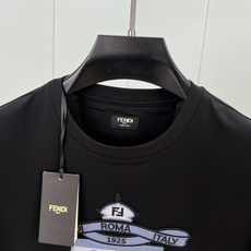 Fendi.芬迪 夏季男装Fendi Club盾牌徽章刺绣短袖T恤,正面胸前绣有FENDI饰章,是由Silvia Ven Fendi.芬迪 夏季男装Fendi Club盾牌徽章刺绣短袖T恤,正面胸前绣有FENDI饰章,是由Silvia Ven