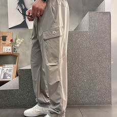 MON2026夏新款休闲裤 直筒裤型 宽松有度可修饰各种腿型 工装口袋休闲风 简约而不简单 经典又不失时尚感 面料轻 MON2026夏新款休闲裤 直筒裤型 宽松有度可修饰各种腿型 工装口袋休闲风 简约而不简单 经典又不失时尚感 面料轻