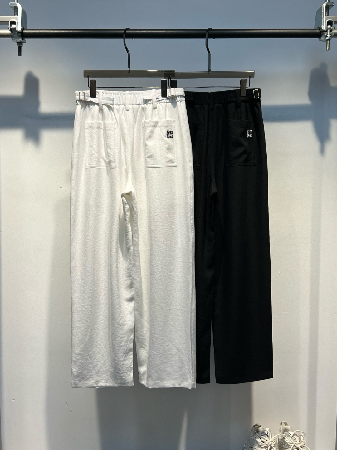 新款夏季薄裤子🆕 颜色：黑，白 码数：M-3XL 款号：6025