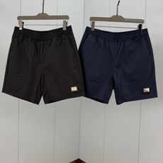 Dolce&Gabbana.杜嘉班纳 夏季经典金属皮牌徽标再生尼龙四分休闲短裤,正面左侧下摆饰有品牌经典标志性点缀 Do Dolce&Gabbana.杜嘉班纳 夏季经典金属皮牌徽标再生尼龙四分休闲短裤,正面左侧下摆饰有品牌经典标志性点缀 Do