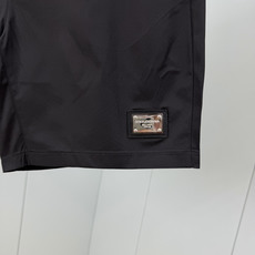 Dolce&Gabbana.杜嘉班纳 夏季经典金属皮牌徽标再生尼龙四分休闲短裤,正面左侧下摆饰有品牌经典标志性点缀 Do Dolce&Gabbana.杜嘉班纳 夏季经典金属皮牌徽标再生尼龙四分休闲短裤,正面左侧下摆饰有品牌经典标志性点缀 Do