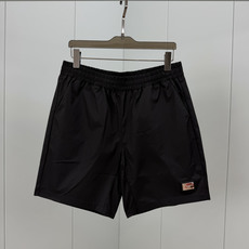 Dolce&Gabbana.杜嘉班纳 夏季经典金属皮牌徽标再生尼龙四分休闲短裤,正面左侧下摆饰有品牌经典标志性点缀 Do Dolce&Gabbana.杜嘉班纳 夏季经典金属皮牌徽标再生尼龙四分休闲短裤,正面左侧下摆饰有品牌经典标志性点缀 Do