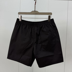 Dolce&Gabbana.杜嘉班纳 夏季经典金属皮牌徽标再生尼龙四分休闲短裤,正面左侧下摆饰有品牌经典标志性点缀 Do Dolce&Gabbana.杜嘉班纳 夏季经典金属皮牌徽标再生尼龙四分休闲短裤,正面左侧下摆饰有品牌经典标志性点缀 Do