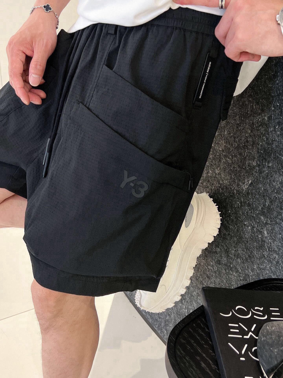 Y-3🌟夏季新款短裤🩳，采用优质面料，超级柔软亲肤！内里走线工整细致，双大口袋设计，前幅标logo，上身时尚潮流！高端百