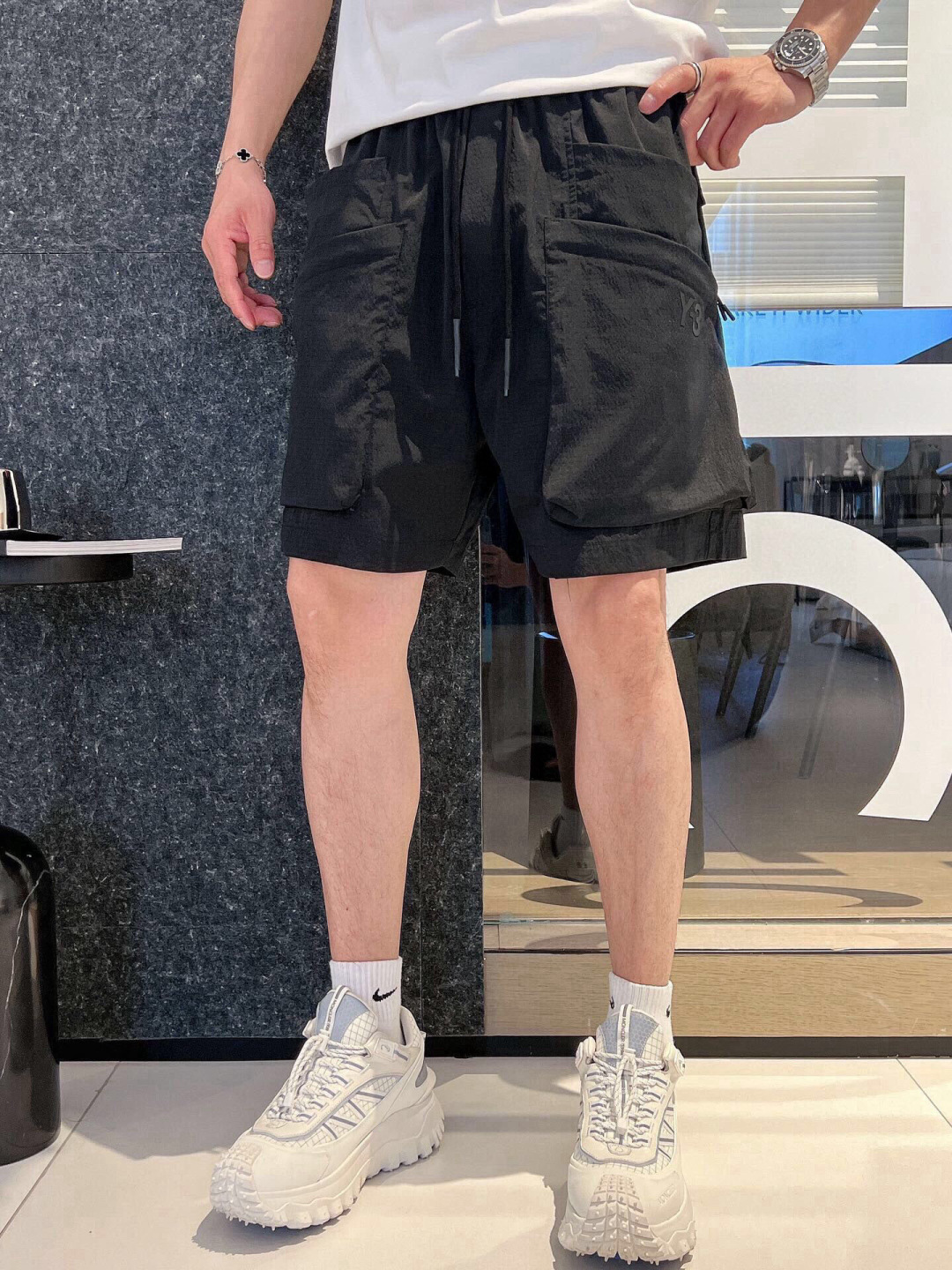 Y-3🌟夏季新款短裤🩳，采用优质面料，超级柔软亲肤！内里走线工整细致，双大口袋设计，前幅标logo，上身时尚潮流！高端百