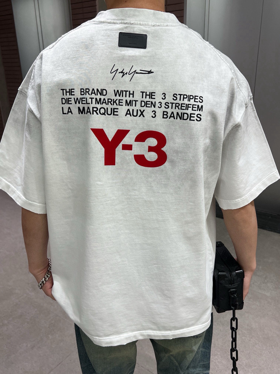 品牌:Y-3 季度:春夏 颜色:黑色 白色 尺码:S-XXL 版型:宽松版 短袖T 成分:100%棉 工艺:激光烫花 P 品牌:Y-3 季度:春夏 颜色:黑色 白色 尺码:S-XXL 版型:宽松版 短袖T 成分:100%棉 工艺:激光烫花 P