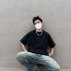 品牌:Y-3 季度:春夏 颜色:黑色 白色 尺码:S-XXL 版型:宽松版 短袖T 成分:100%棉 工艺:激光烫花 P 品牌:Y-3 季度:春夏 颜色:黑色 白色 尺码:S-XXL 版型:宽松版 短袖T 成分:100%棉 工艺:激光烫花 P