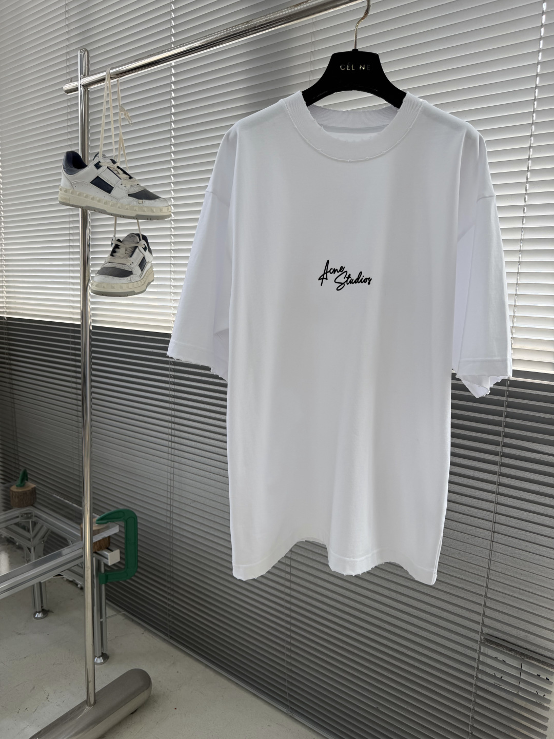 Acne Studios 手写徽标T恤 ，Acne Studios这款26新款手写字母logoT恤，将北欧极简与复古情怀
