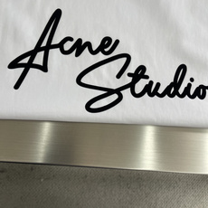Acne Studios 手写徽标T恤 ,Acne Studios这款26新款手写字母logoT恤,将北欧极简与复古情怀 Acne Studios 手写徽标T恤 ,Acne Studios这款26新款手写字母logoT恤,将北欧极简与复古情怀