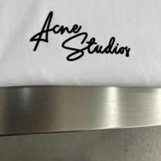 Acne Studios 手写徽标T恤 ,Acne Studios这款26新款手写字母logoT恤,将北欧极简与复古情怀 Acne Studios 手写徽标T恤 ,Acne Studios这款26新款手写字母logoT恤,将北欧极简与复古情怀